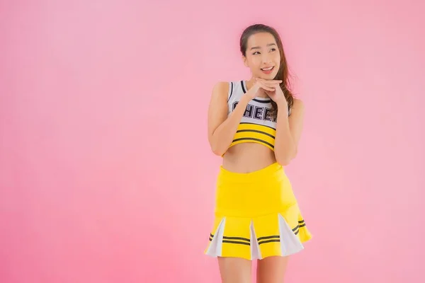 Porträt Schöne Junge Asiatische Frau Cheerleader Auf Rosa Isolierten Hintergrund — Stockfoto