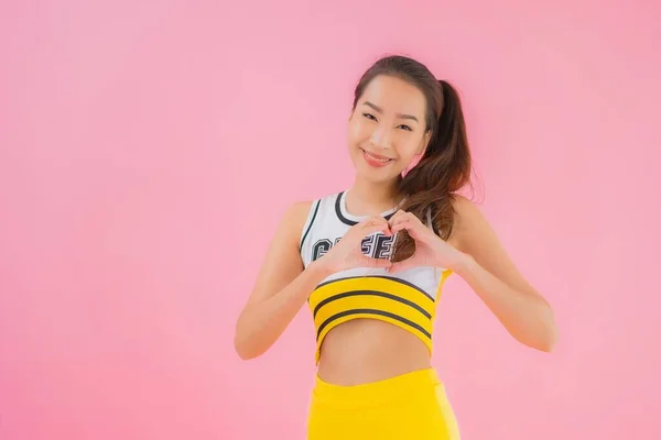 Porträt Schöne Junge Asiatische Frau Cheerleader Auf Rosa Isolierten Hintergrund — Stockfoto