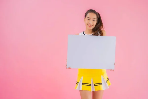 Portré Gyönyörű Fiatal Ázsiai Mutatják Fehér Üres Hirdetőtábla Szöveges Rózsaszín — Stock Fotó