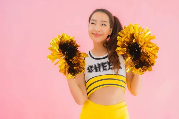 Porträt Schöne Junge Asiatische Frau Cheerleader Auf Rosa Isolierten Hintergrund — Stockfoto