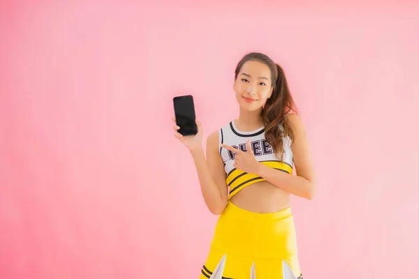Porträtt Vacker Ung Asiatisk Kvinna Cheerleader Med Smart Mobiltelefon Rosa — Stockfoto