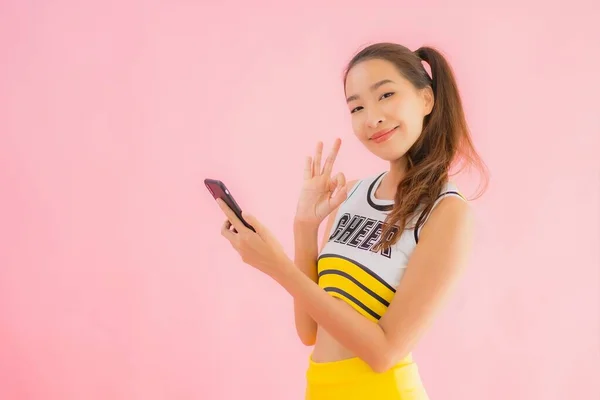 Porträtt Vacker Ung Asiatisk Kvinna Cheerleader Med Smart Mobiltelefon Rosa — Stockfoto