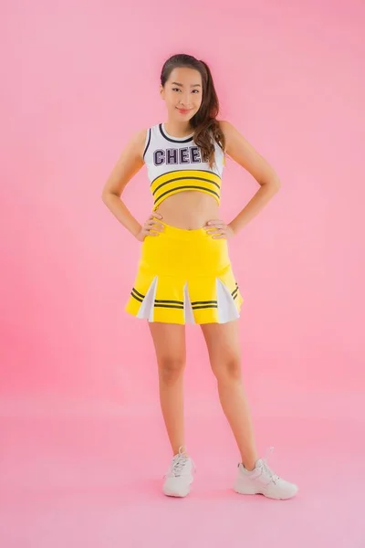Porträt Schöne Junge Asiatische Frau Cheerleader Auf Rosa Isolierten Hintergrund — Stockfoto