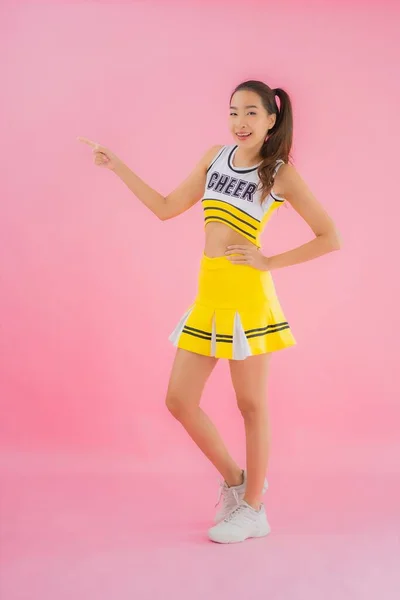 Porträt Schöne Junge Asiatische Frau Cheerleader Auf Rosa Isolierten Hintergrund — Stockfoto