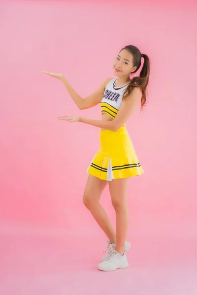 Porträt Schöne Junge Asiatische Frau Cheerleader Auf Rosa Isolierten Hintergrund — Stockfoto