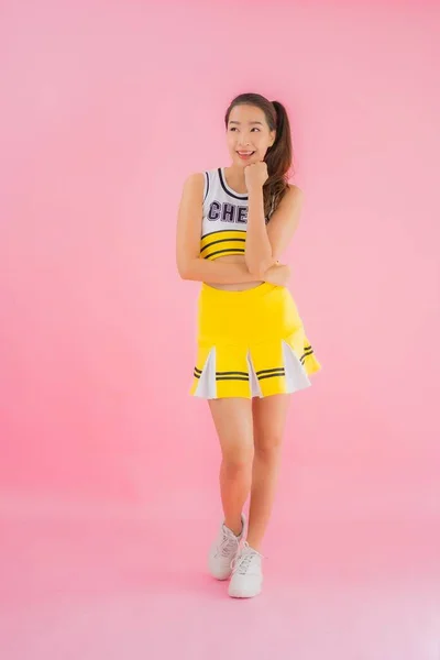 Retrato Bonito Jovem Asiático Mulher Cheerleader Rosa Isolado Fundo — Fotografia de Stock