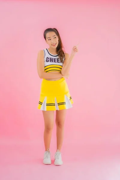 Portret Mooie Jonge Aziatische Vrouw Cheerleader Roze Geïsoleerde Achtergrond — Stockfoto