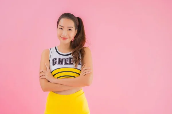 Porträtt Vacker Ung Asiatisk Kvinna Cheerleader Rosa Isolerad Bakgrund — Stockfoto