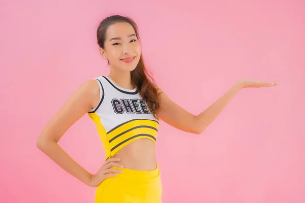 Porträtt Vacker Ung Asiatisk Kvinna Cheerleader Rosa Isolerad Bakgrund — Stockfoto