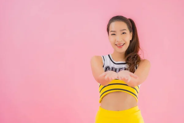 Retrato Hermosa Joven Asiática Mujer Animadora Rosa Aislado Fondo — Foto de Stock