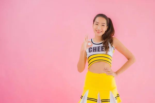 Ritratto Bella Giovane Donna Asiatica Cheerleader Sfondo Rosa Isolato — Foto Stock