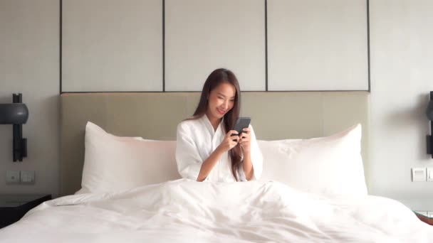 Séquences Belle Jeune Femme Asiatique Utilisant Smartphone Maison — Video