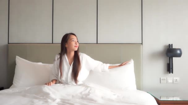 Séquences Belle Jeune Femme Asiatique Peignoir Relaxant Lit — Video