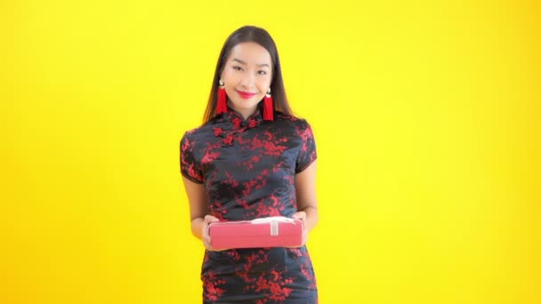 身着传统中国服装 头戴黄色礼品盒的漂亮年轻亚洲女子的特写镜头 — 图库视频影像