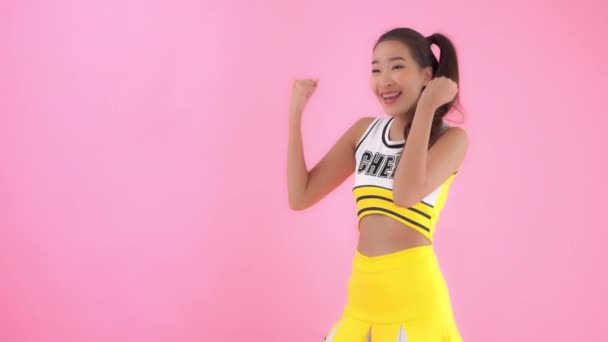 Nahaufnahmen Der Schönen Jungen Asiatin Cheerleader Uniform Isoliert Auf Rosa — Stockvideo