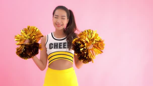 Nahaufnahmen Der Schönen Jungen Asiatin Cheerleader Uniform Isoliert Auf Rosa — Stockvideo