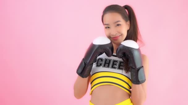 Відеозапис Красивої Молодої Азіатської Жінки Формі Чирлідерки Боксерськими Рукавицями Ізольованими — стокове відео
