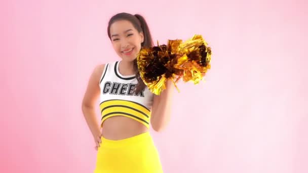 Nahaufnahmen Der Schönen Jungen Asiatin Cheerleader Uniform Isoliert Auf Rosa — Stockvideo