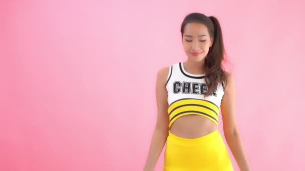 Primer Plano Metraje Hermosa Joven Asiática Uniforme Porrista Aislado Rosa — Vídeo de stock