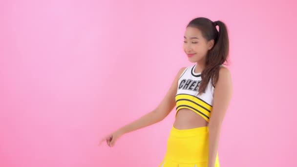 Zblízka Záběry Krásné Mladé Asijské Ženy Roztleskávačka Uniforma Izolované Růžové — Stock video