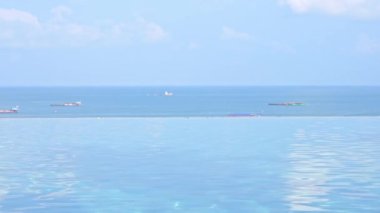 Otel havuzundaki su yüzeyinin yakın çekim görüntüleri.