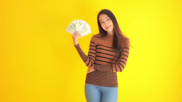 Sarıda Izole Edilmiş Bir Miktar Parayla Güzel Bir Asyalı Kadının — Stok video