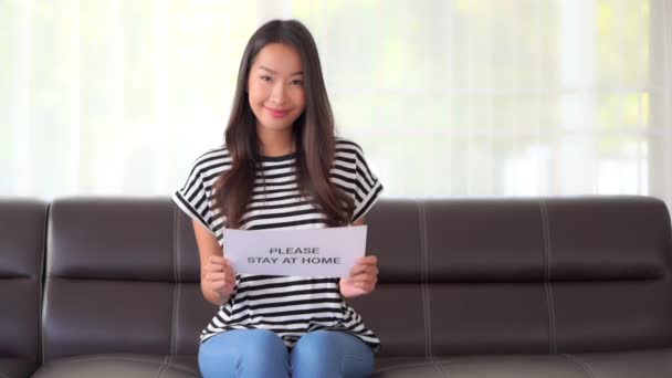 Nagranie Pięknej Młodej Azjatyckiej Kobiety Trzymającej Papier Proszę Pozostać Domu — Wideo stockowe