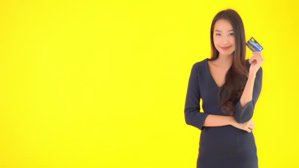 Close Beelden Van Mooie Jonge Aziatische Vrouw Met Credit Card — Stockvideo