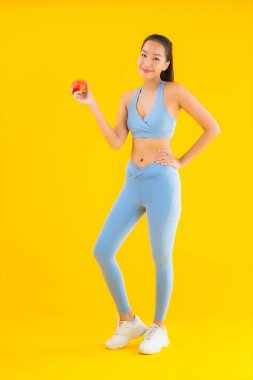 Güzel bir Asyalı kadın portresi spor giysisi giyer. Egzersiz için hazırlanır.