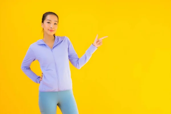 Портрет Красивая Молодая Азиатская Спортсменка Спортивной Одеждой Готовая Упражнениям Желтом — стоковое фото