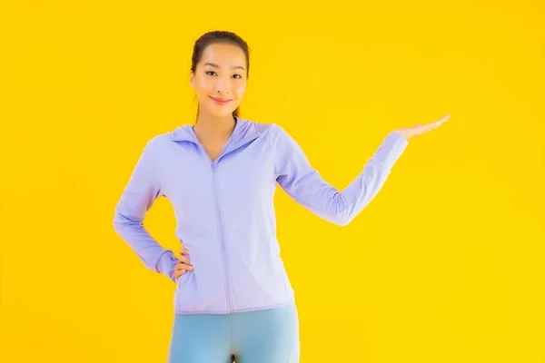 Muotokuva Kaunis Nuori Aasialainen Urheilu Nainen Urheilu Valmis Liikuntaan Keltainen — kuvapankkivalokuva