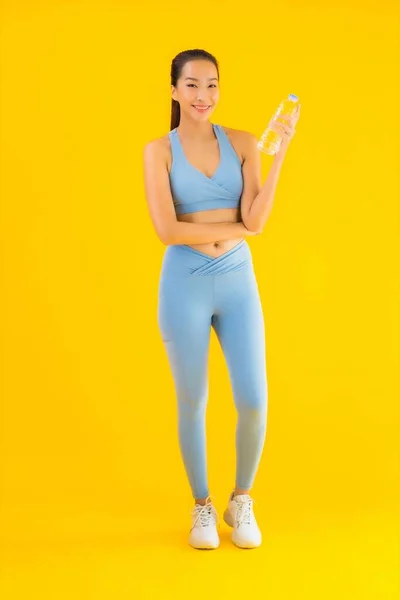 Retrato Hermosa Joven Asiática Mujer Con Botella Agua Amarillo Aislado — Foto de Stock