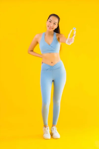 Retrato Hermosa Joven Asiática Mujer Con Botella Agua Amarillo Aislado —  Fotos de Stock