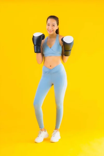 Retrato Bonito Jovem Asiático Mulher Desgaste Sportwear Com Boxe Amarelo — Fotografia de Stock