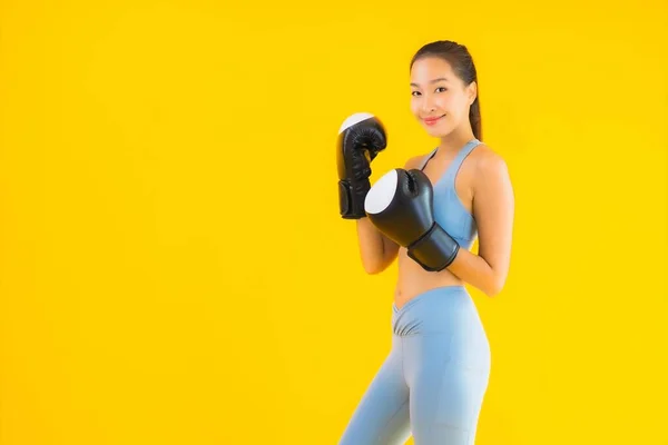 Retrato Bonito Jovem Asiático Mulher Desgaste Sportwear Com Boxe Amarelo — Fotografia de Stock