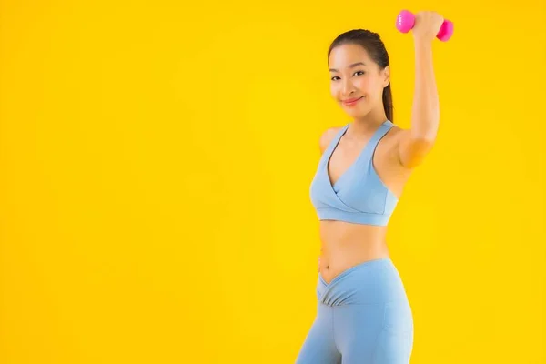 Dambıl Spor Giysili Güzel Asyalı Kadın Sarı Izole Arka Planda — Stok fotoğraf