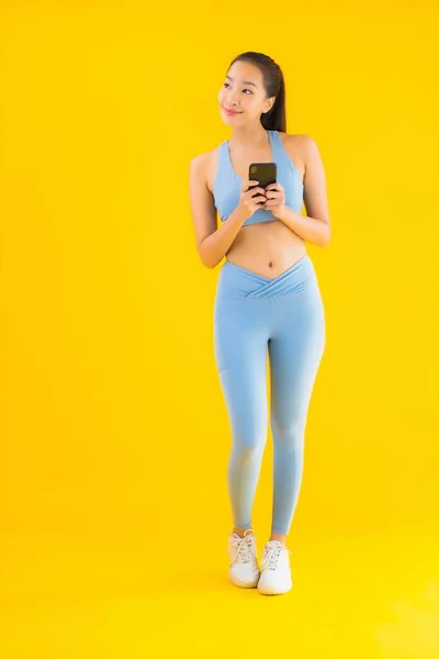 Porträt Schöne Junge Asiatische Frau Trägt Sportbekleidung Mit Smartphone Auf — Stockfoto