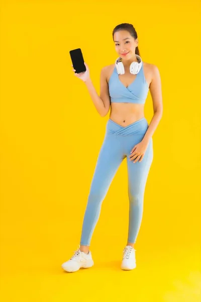 Retrato Hermosa Mujer Asiática Joven Usar Ropa Deportiva Con Teléfono — Foto de Stock