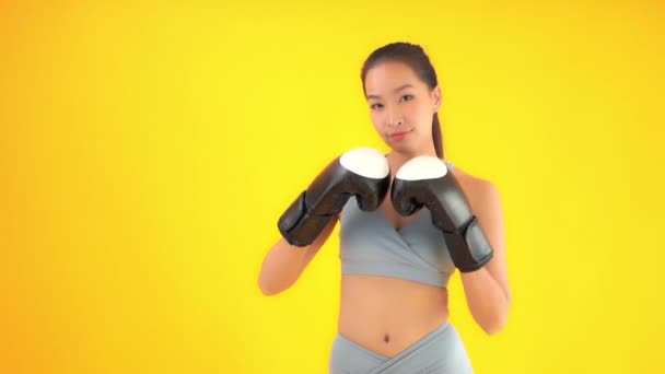 Кадри Красивої Молодої Азіатки Спортивному Топ Боксерськими Рукавичками Ізольовані Жовтому — стокове відео