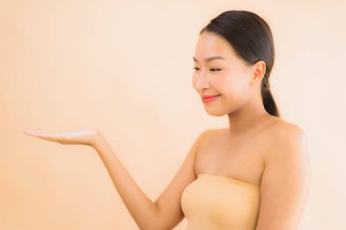 Güzellik kaplıcaları ve kozmetik makyaj anlayışı olan Asyalı güzel bir kadın portresi.