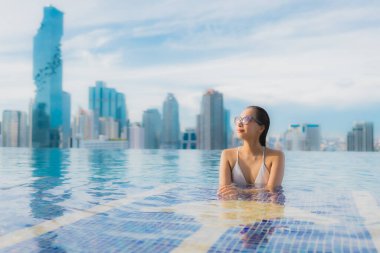 Güzel bir Asyalı kadın portresi. Rahatlayın. Mutlu bir gülümseme.