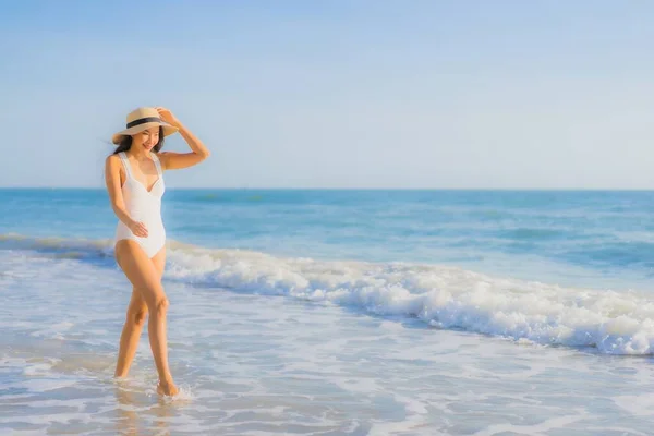 Retrato Hermosa Joven Asiática Mujer Feliz Sonrisa Alrededor Mar Océano — Foto de Stock