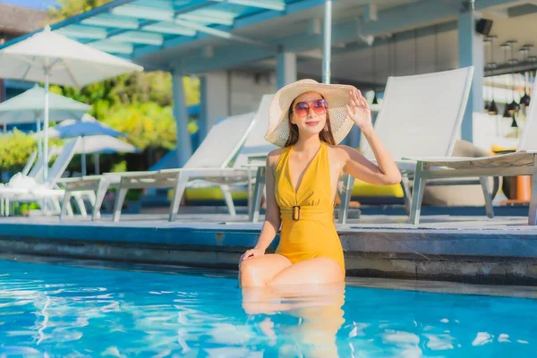 아름다운 이시아 아가씨는 휴가를 즐기기 리조트 수영장에서 즐거운 미소를 — 스톡 사진