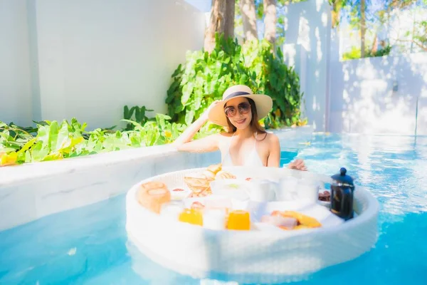 Retrato Hermosa Joven Asiática Mujer Feliz Sonrisa Con Flotante Desayuno — Foto de Stock