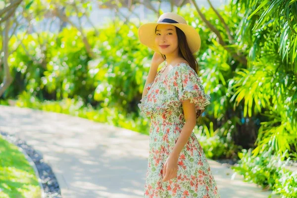 屋外庭園の景色を楽しみながら歩く美しい若いアジアの女性の肖像画 — ストック写真