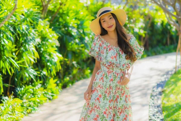 Retrato Bonito Jovem Asiático Mulher Andando Com Feliz Desfrutar Redor — Fotografia de Stock