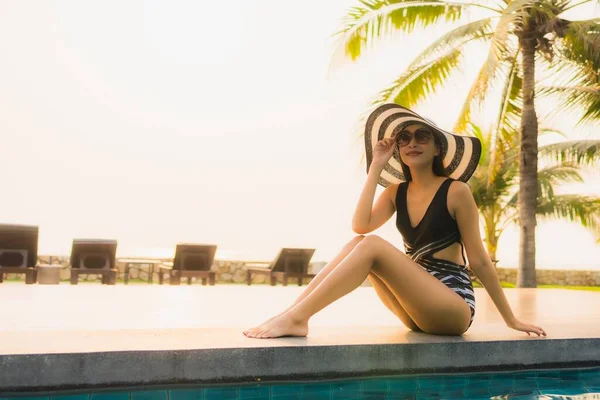 Retrato Bela Jovem Mulher Asiática Relaxar Redor Piscina Livre Hotel — Fotografia de Stock