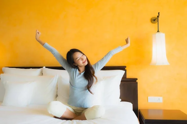 Porträt Schöne Junge Asiatische Frau Glücklich Lächeln Entspannen Auf Bett — Stockfoto