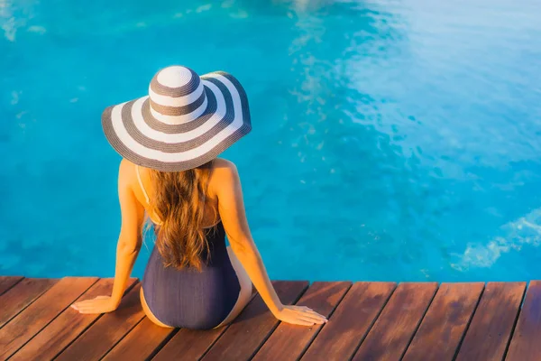 Retrato Hermosa Joven Mujer Asiática Relajarse Alrededor Piscina Complejo Hotelero — Foto de Stock