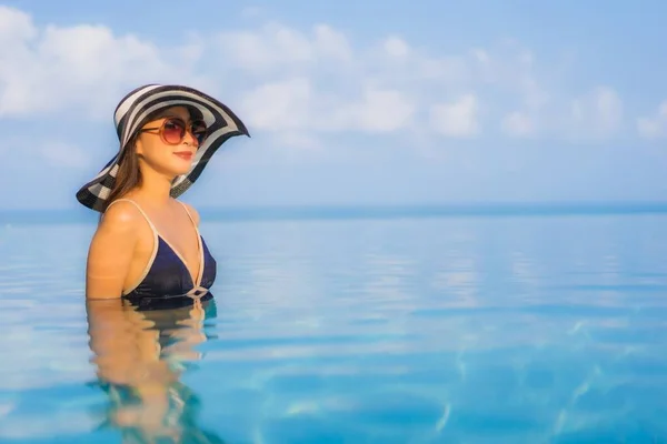 Retrato Hermosa Joven Mujer Asiática Relajarse Alrededor Piscina Complejo Hotelero — Foto de Stock